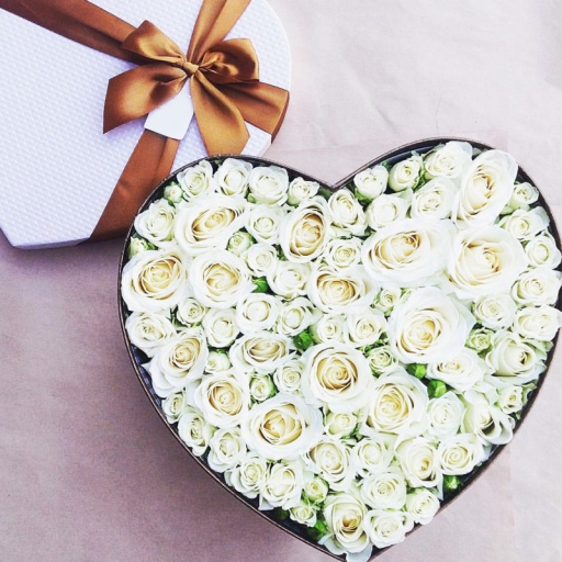 Композиция из роз в коробке "Светлое сердце"
