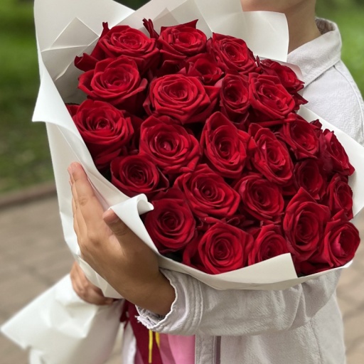 Букет из 25 Красных роз в белом оформлении