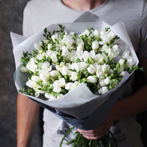 Фото Букет из белых фрезий "Ранняя весна"