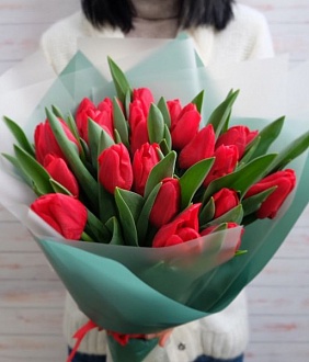 Букет из 25 красных тюльпанов "Лагардия"