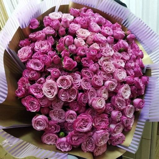 Фото Нежно-сиреневый букет из 41 кустовой розы