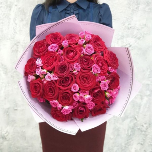 Фото Красивый букет из 39 красных и розовых классических и кустовых роз