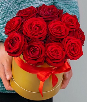 Шикарные красные розы в шляпной коробке