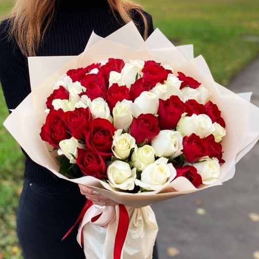 Фото Шикарный яркий букет из 51 красной и белой розы