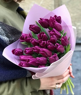 Фиолетовые тюльпаны в букете "Летнее воспоминание"