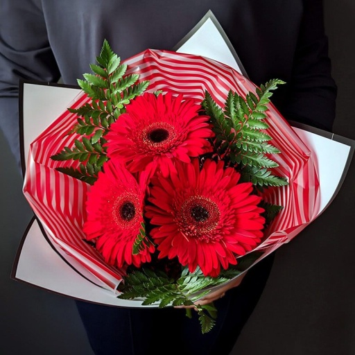 Фото Букет с красной герберой "Мечты Скарлетт"