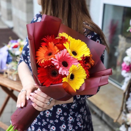 Фото Букет из 9 разноцветных гербер в ярком оформлении