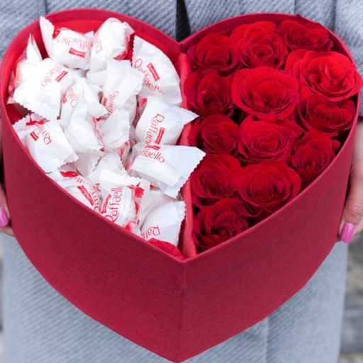 Коробочка-сердце с розами и конфетами Raffaello