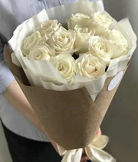 Букет из 11 белых роз на 8 марта