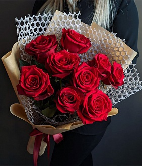 Букет из 9 красных роз "Дизаир"