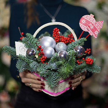 Фото Новогодняя композиция из еловых веток