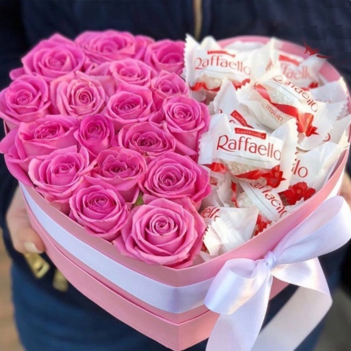 Фото Сердце с розовыми розами и Raffaello