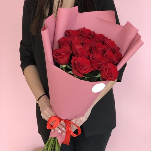 Фото Букет из 15 красных роз на 8 марта