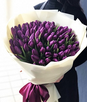 Свежий букет из 69 фиолетовых тюльпанов