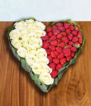 Фото Сердце из белой розы с клубникой