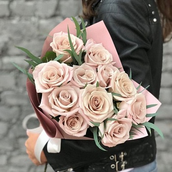 Фото Кремовые розы "Левитация"